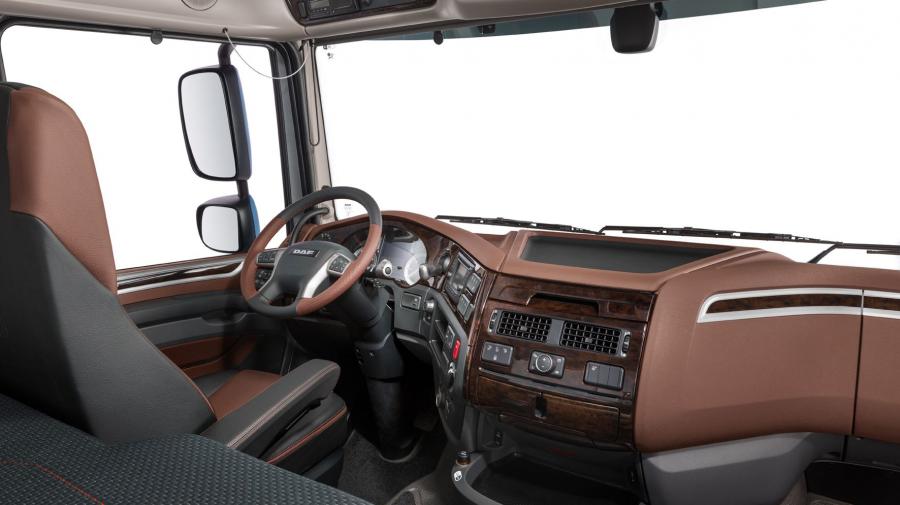Интерьер DAF XF 450 4x2 FT Space Cab 2017 года  (фото 6 из 8)